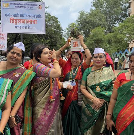 कलाकारांच्या दिंडीत रिपब्लिकन नेत्या तथा निर्माती संघमित्रा ताई गायकवाड यांचा उत्स्फूर्त सहभाग