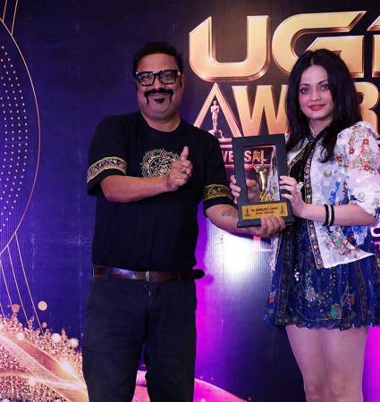 बॉलीवुड स्टार स्नेहा उल्लाल के हाथों सम्मानित हुए Melody Monks Entertainment के Founder & Director डॉ. देबोजीत लाहिड़ी