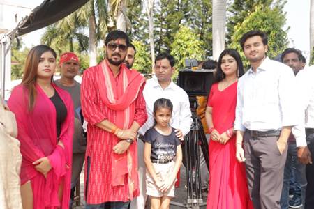 निर्देशक आर के शुक्ला की भोजपुरी फिल्म दर्पण झूठ ना बोले की शूटिंग बस्ती में शुरू, पूर्व मंत्री राज किशोर सिंह ने किया मुहूर्त !